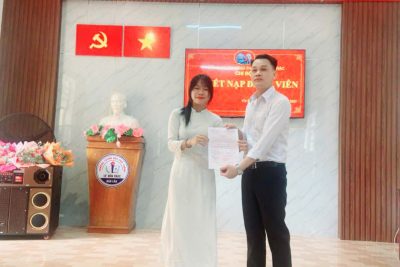 LỄ KẾT NẠP ĐẢNG VIÊN MỚI TẠI TRƯỜNG THPT LÊ HỮU TRÁC  (23/06/2025)